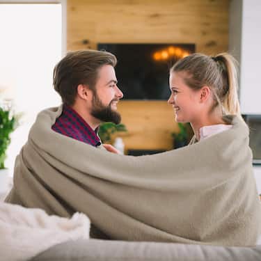 7-strefowy materac wiskoelastyczny Sleezzz Smart 90 x 200 cm, wysokość 18 cm, poziom twardości H3 z pianką z pamięcią powietrza + przytulny koc Sleezzz® Smart 140 x 200 cm